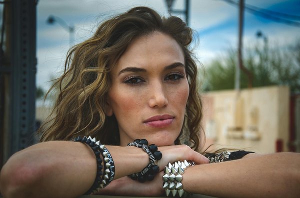 Boostez votre style professionnel : astuces pour incorporer des bijoux ethniques avec élégance